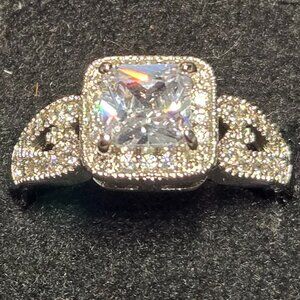Vintage style 1ct CZ ring with crystal accents - size 6